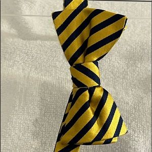 New condition Izod pre-tied adjustable 100% silk bow tie.